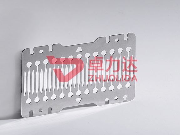 Razor blade mesh etching features
